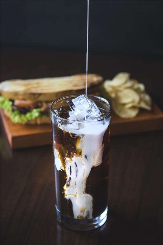príklad, ako podávať ľadové latte v pohári naplnenom kockami ľadu, prípravu čiernej kávy a chladené mliekom