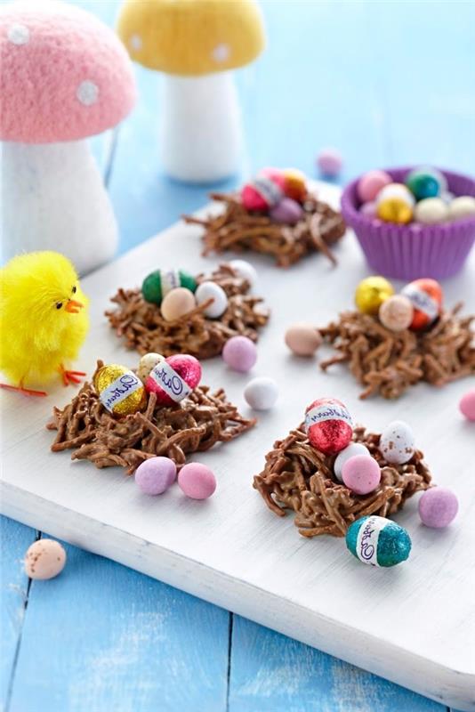 enkelt påskbo recept med få ingredienser, minisöta bo i stekta nudlar och smält choklad med godisdekoration