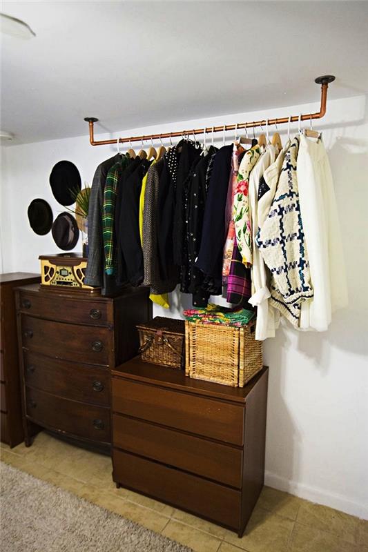 كيفية إنشاء غرفة ملابس مفتوحة في غرفة النوم ، شريط خزانة ملابس مثبت في السقف
