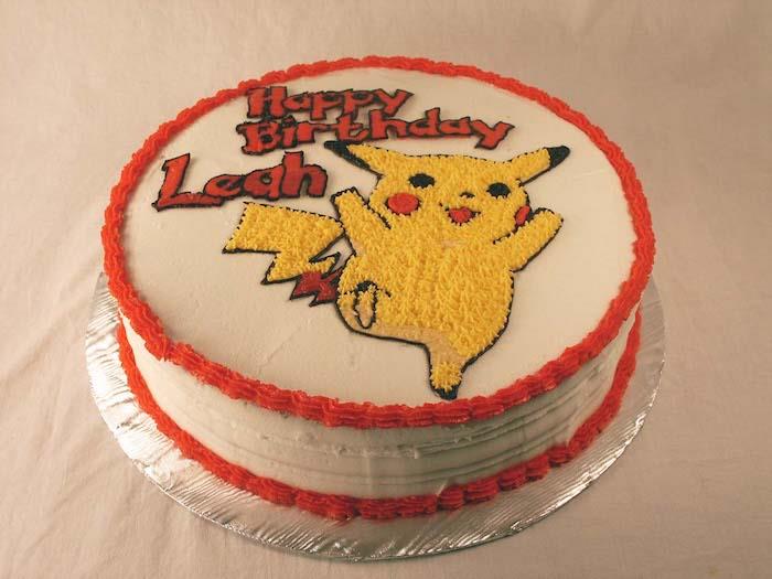 ozdoba na pokemon tortu, vanilková piškóta, biely krém, kresba pikachu, narodeninová torta, roztomilé pikachu