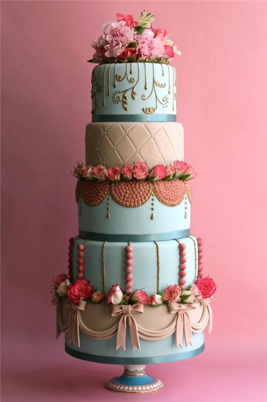 exempel på original bröllopstårta dekorerad med blå och brunt sockerpasta och dekoration av sockerpastband och konstgjorda blommor, dekorativa rullar