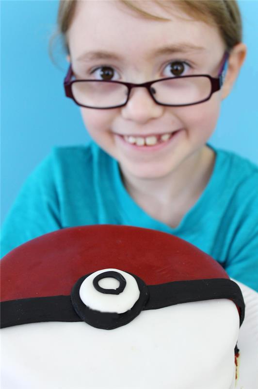 narodeninová téma pokemon, detské prekvapenie, pokeballová torta, marcipánová dekorácia, dieťa, modré tričko