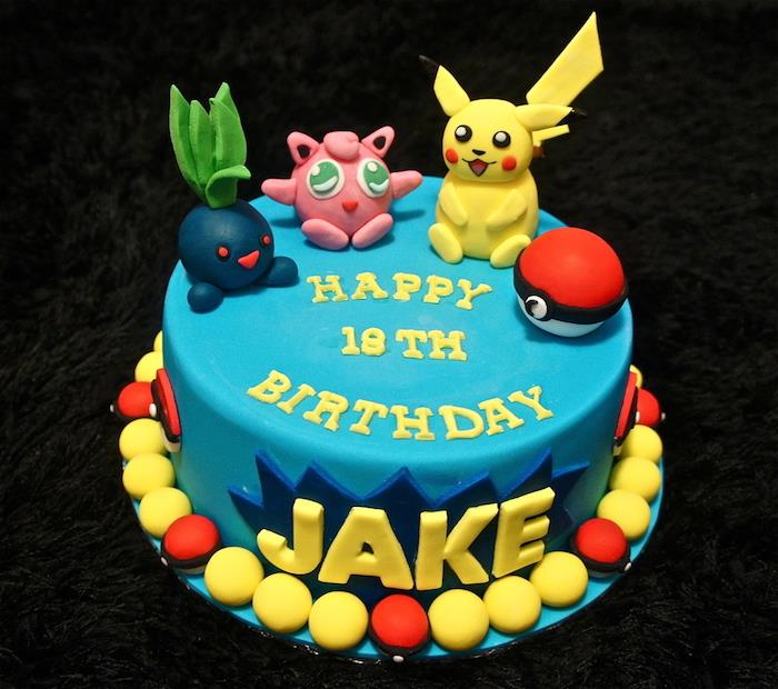 dekorácia pokemonovej torty, figúrka pikachu, cukrová pokeball, modrá poleva, žlté písmená, narodeninová torta