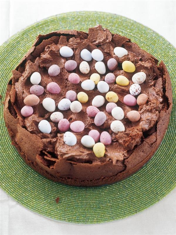 gör en enkel påskchokladkaka, exempel på hur du kan dekorera en chokladkaka till påsk
