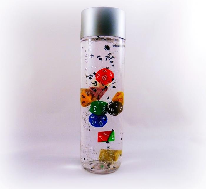 idé manuell aktivitet i klassen med montessori, DIY flaskleksak för pedagogiskt barn fylld med vatten och olja