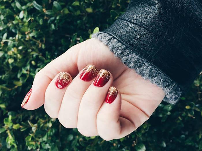 ako si vyrobiť jednoduchú vianočnú manikúru, červený lak na nechty a zlaté trblietky-estetický dizajn