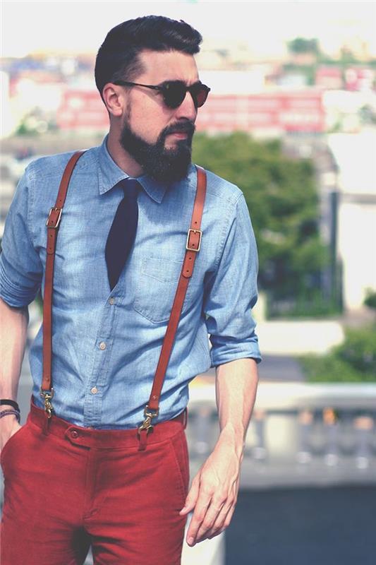 hur man bär marinblå slips över oxfordskjorta och röda chinos med hängslen i hipsterstil