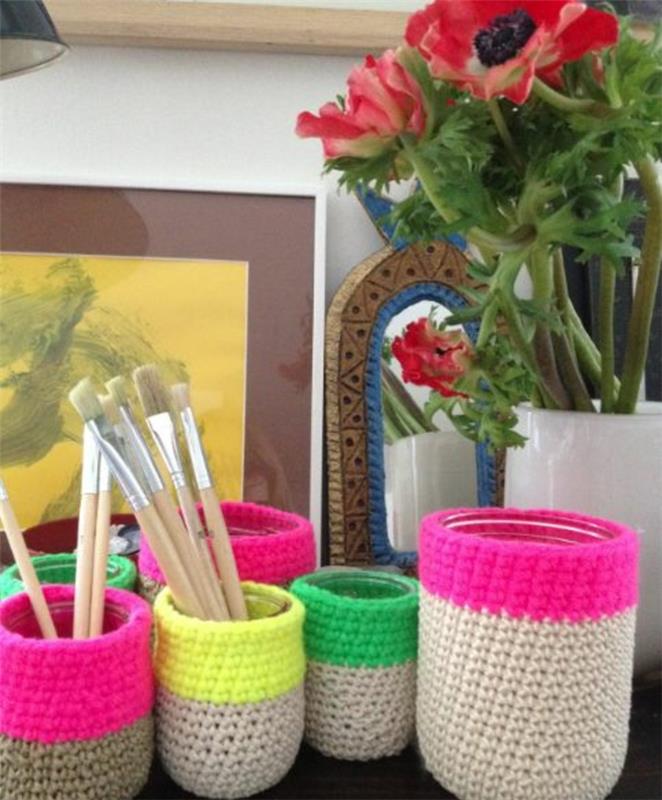 hur-att-göra-en-penna-kruka-dekorerad-med-ett-ull-kuvert-stickat-i-olika-färger-idé-diy-skrivbord-arrangör