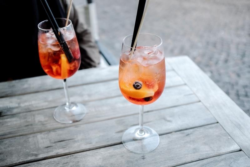 hur man gör en spritz träbord terrass middag aperitif dricka isbitar