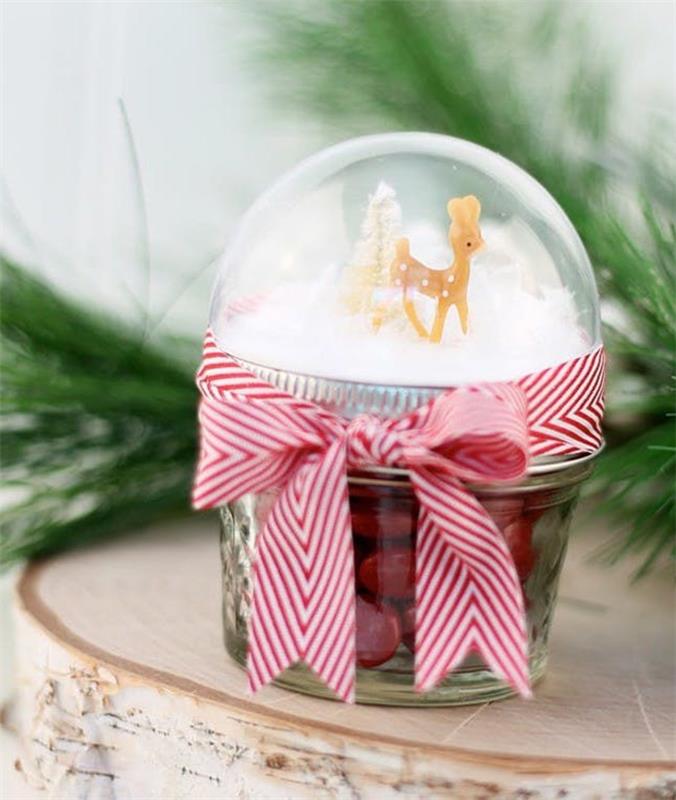 nápad na vianočnú dekoráciu, ktorú si vyrobíte sami, retro veko na cukríky ozdobené polovičnou vianočnou krajinou