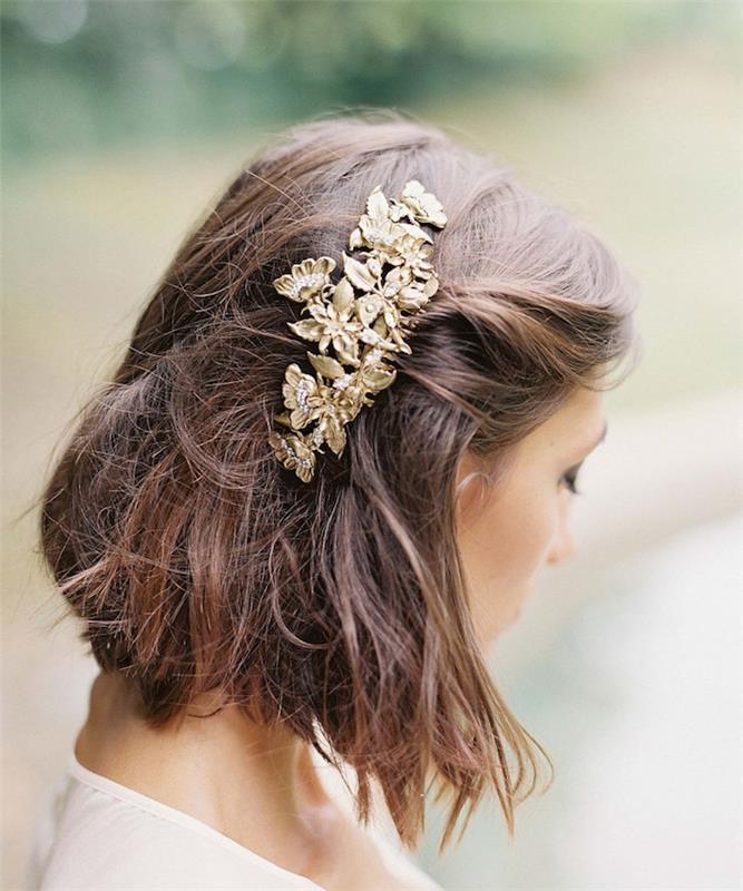 مربع غارق غير واضح على شعر بني مزين بزهرة ذهبية على شكل مجوهرات شعر ، تسريحة شعر زفاف بوهيمية