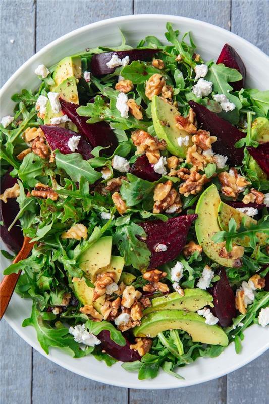 hur man gör en lätt höstsallad med rödbetor, ruccola, avokado och ost