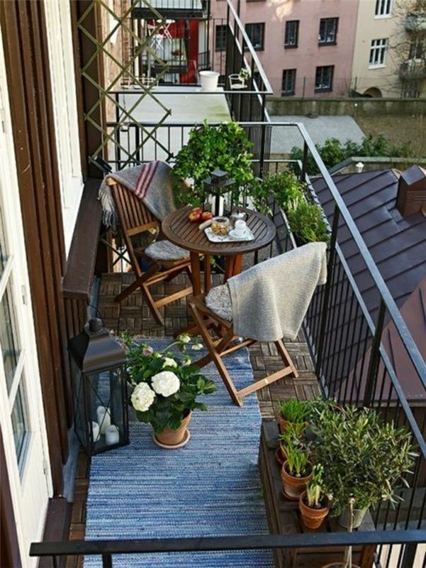 ako zakvitnúť-balkón-záhrada-balkón-a-sivý-koberec-pre-moderný-balkón