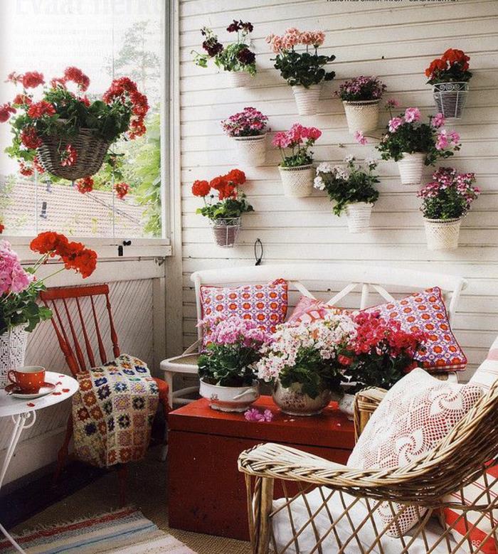 ako-na-kvet-vas-balkon-zahradnicovy-balkon-s-farebnymi kvetmi-ozdoba-s-kvetmi