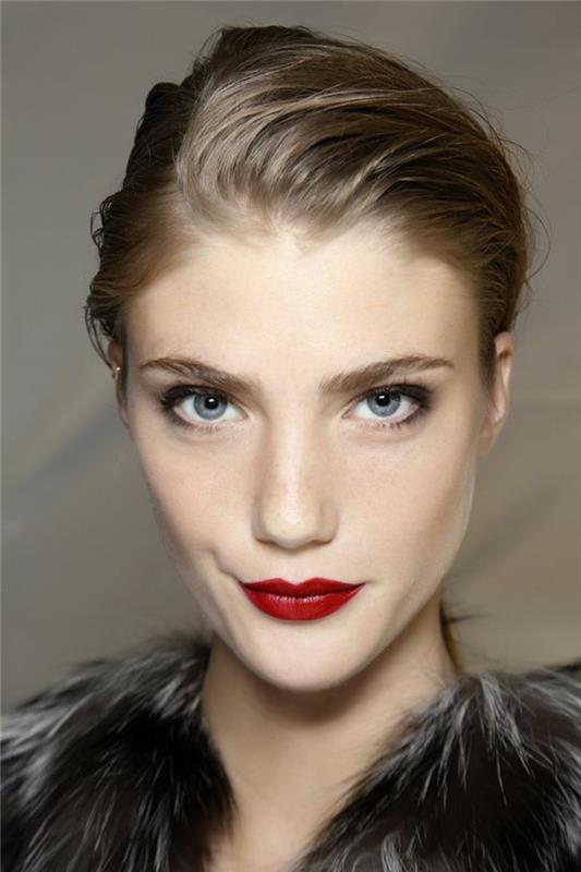 ako sa líčiť-modré-oči-makeup-modro-hnedé-oči-pery-na-tmavo-červené