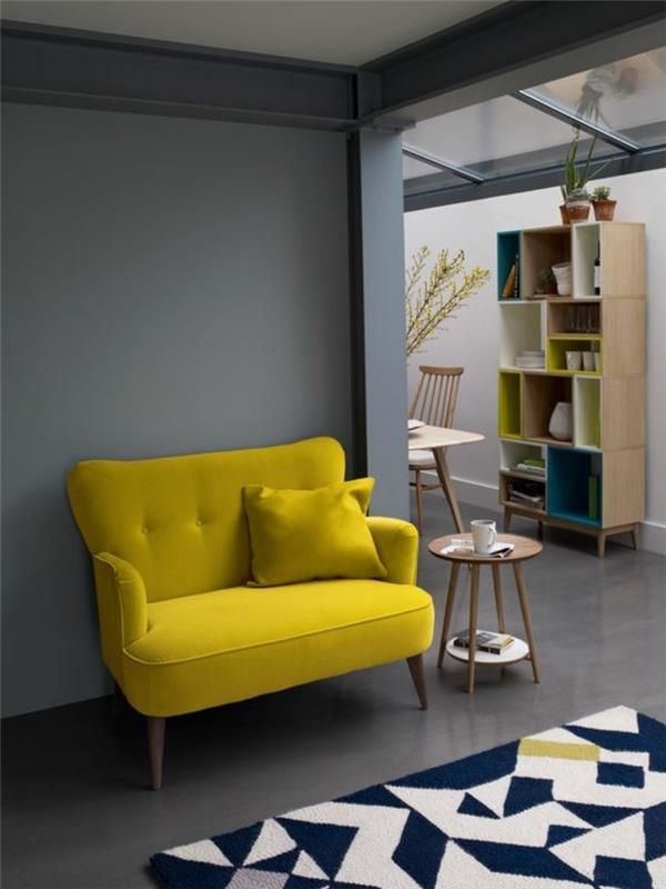 farby-v-obývačke-sivé-steny-žltá-sedačka-šik-nábytok