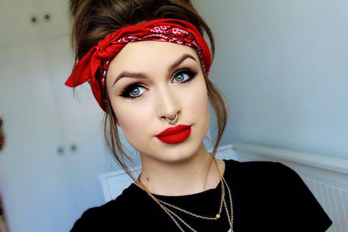 brunetka s make-upom v štýle pin-up, čiernou červenou vložkou na pery, červeným šatkom na čele