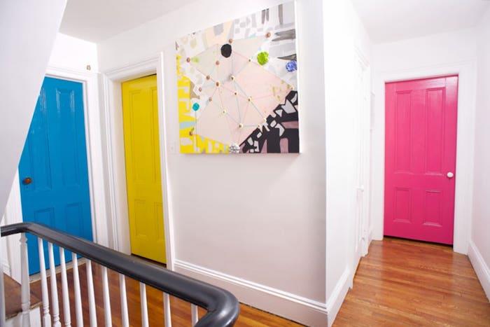 hur man målar en hall med flera dörrar ljusrosa gula och ljusa ljusblå