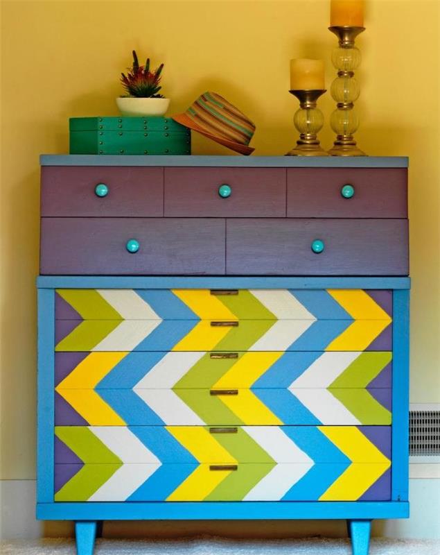 nápad prispôsobiť kus nábytku, vzor farebných šípok v zelenej, žltej, sivej a modrej farbe s vintage držadlami, retro elegantná dekorácia svietnikov, krabice a klobúka