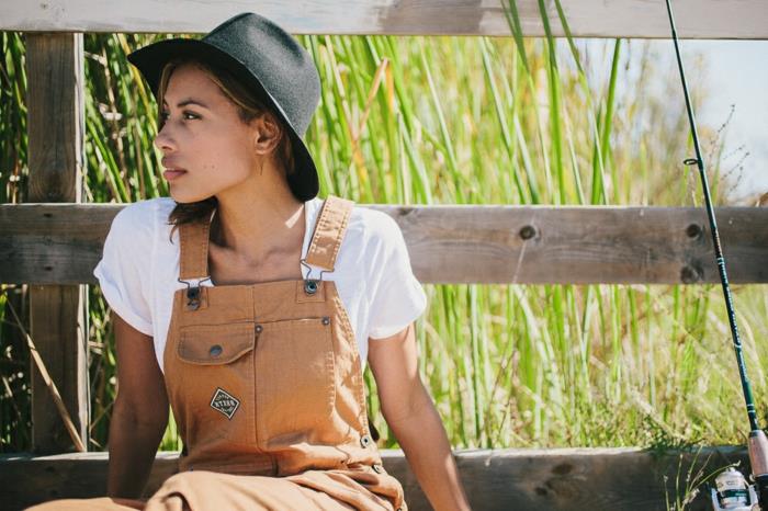 overalls utseende, vit t-shirt, svart hatt för kvinnor, beige overall, vild natur