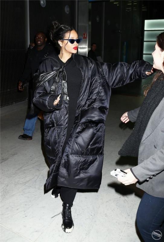 Rihanna s nadrozmerným sakom, čiernym kokónovým kabátom, veľkým teplým kabátom