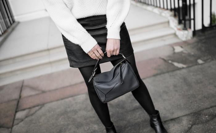 Hur man bär en kort svart läder kjol med vit överdimensionerad tröja svarta läderskor Kvinnors vinteroutfit i vitt och svart
