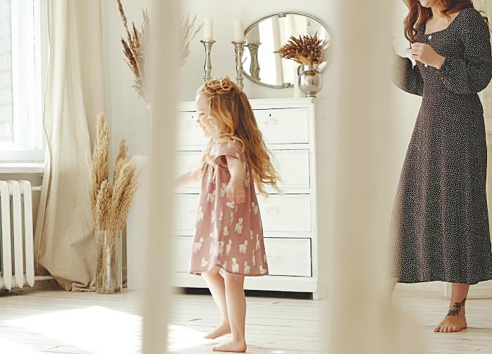 dievčatko vo svojej novej škôlke v minimalistickom štýle, pohyblivé rady s dieťaťom