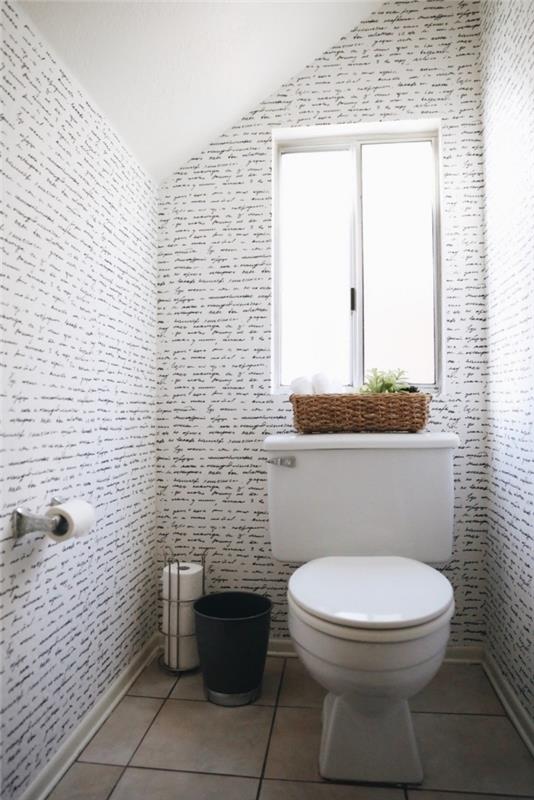nápad na toaletnú tapetu, malé rozloženie priestoru vo svetlých farbách, model WC pod svahom v bielej farbe