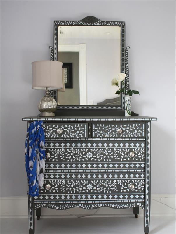 nábytok vynovený šablónou, farba na nábytok čiernobielym kvetinovým vzorom, vintage gombíky a barokové zrkadlo, retro toaletný stolík