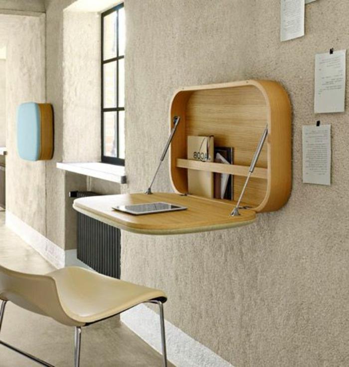 hur-att-spara-utrymme-med-ett-ljus-trä-bord-gentleman-möbler-med-en-beige-vägg
