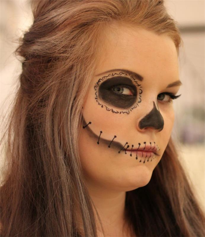 groteskné pery, namaľovaný nos, čierne oči, ľahký halloween make -up ženy, maľovanie na tvár