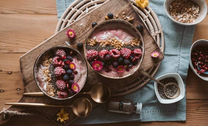 hur man serverar frukost smoothie skål dekoration kronblad blommor skål terrakotta träskiva