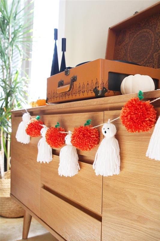 komoda svetlé drevo DIY dekorácia ľahké rýchle kutilstvo červená pompon jablká girlanda halloween