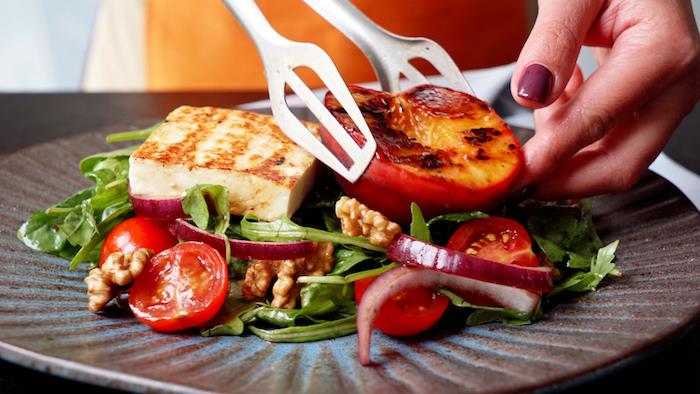 zostavte šalát z rukoly, cherry paradajok, halloumi orechov a grilovaných broskýň, ktoré vložíte do šalátu