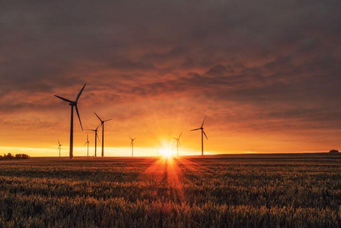 الاعتماد على الطاقات المتجددة لخلق طاقة بناء مستدامة من شمس الرياح