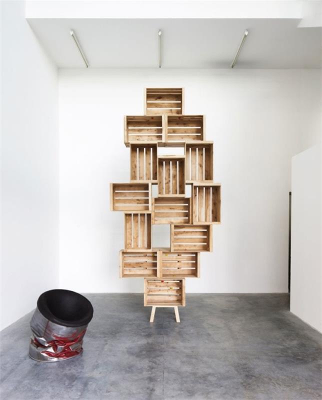príklad, ako urobiť nábytok v paletách alebo drevených škatuliach ľahký a za nízky rozpočet, model originálnej drevenej police