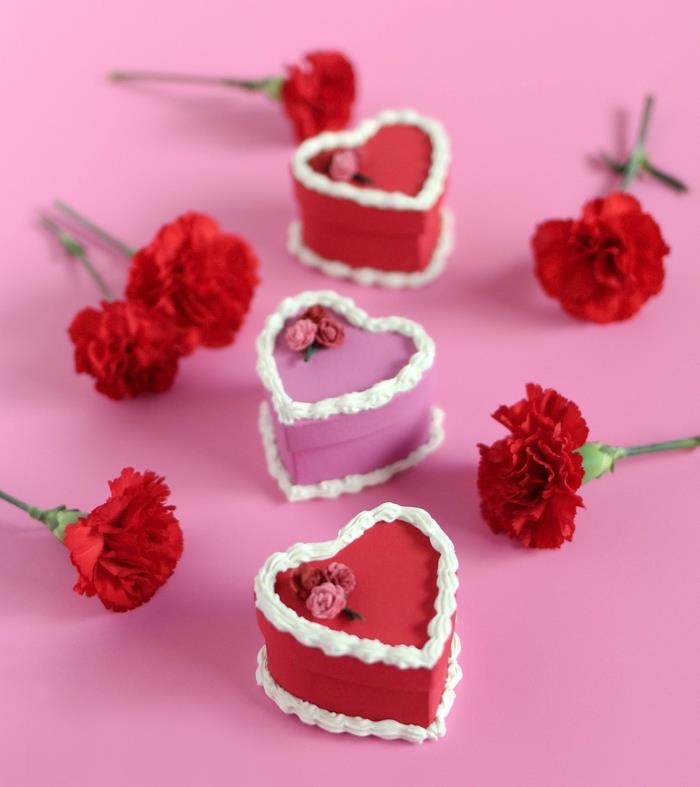 Tip na romantické jedlo s domácimi mini dezertmi, romantickými košíčkami v tvare srdca s červeným fondantom a crème fraîche