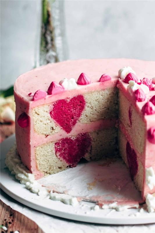 jednoduchý recept na dezert na Valentína, jahodová dvojvrstvová šablóna na tortu so srdcom ukrytým v strede