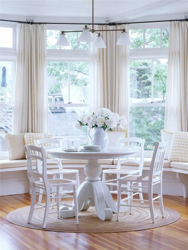 conforama-plnohodnotná-jedáleň-okrúhly-drevený-jedálenský-stôl-a-okrúhly koberec