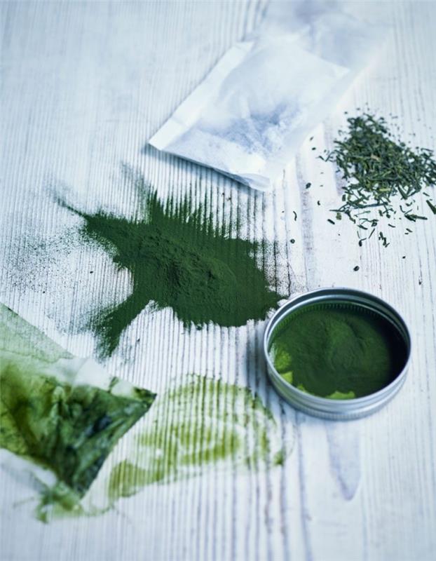 hemlagad mask för alla hudtyper, baserad på grönt tepulver och spirulina