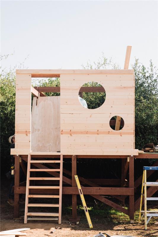 steg att skapa en hydda för ett barn, göra ett trähus för trädgården, modell trädgårdsskjul med trä med stege