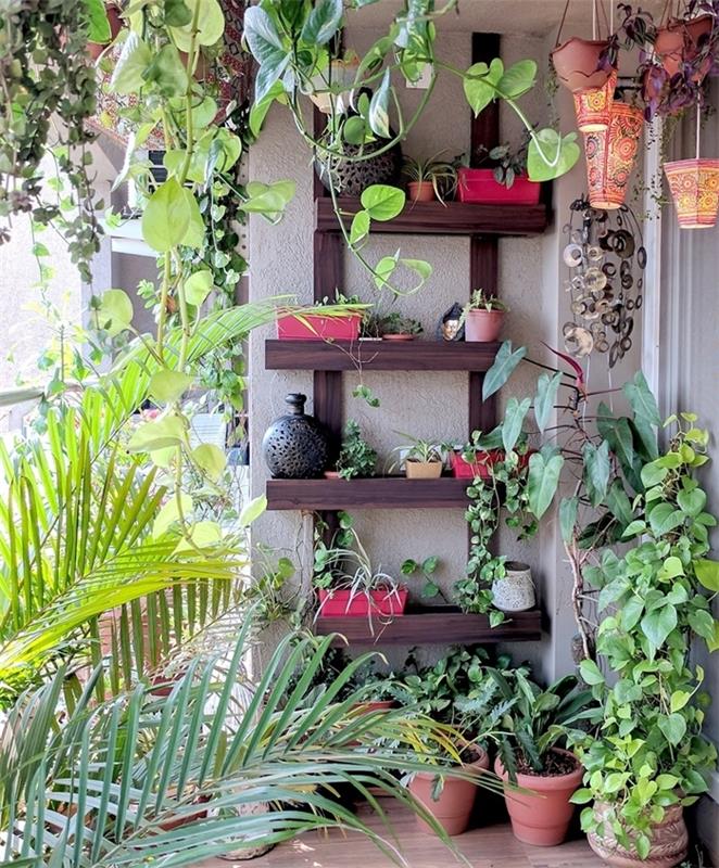 Växtväggskonstruktion i enkla DIY pallförvaringshyllor för växter och dekorativa föremål