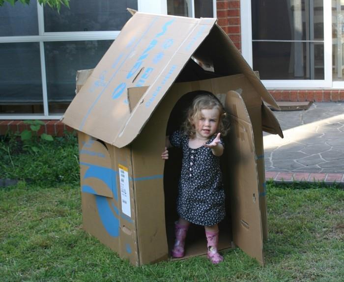 بناء-كوخ-أطفال-من-الكرتون-فكرة-DIY-بسيط جدا-منزل-صنع-من-الورق المقوى المعاد تدويره