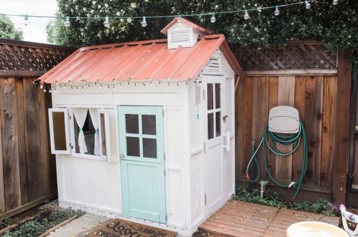skapa ett utomhuslekrum, DIY träidé för trädgården, modell med pallstuga med vita väggar och pastellgrön dörr