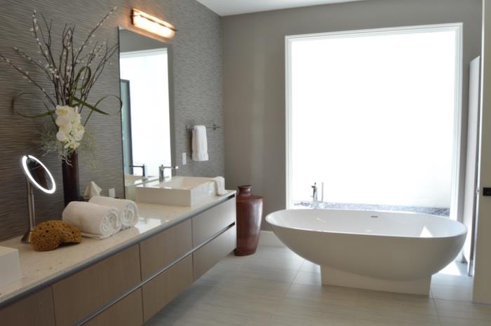 Zenová kúpeľňa so sivou stenou a svetlou taupe béžovou stenou, nápad na renováciu kúpeľne