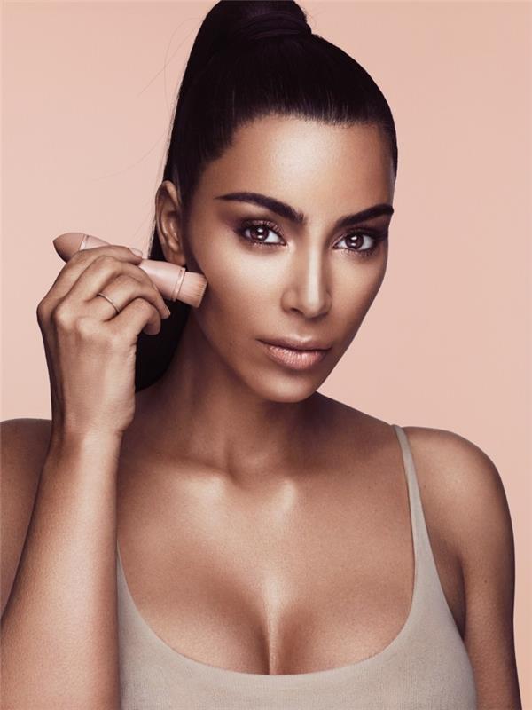 tipy pre krásu, tipy pre Kim Kardashian na kontúrovanie tváre, make -up opálenej pleti a hnedé oči
