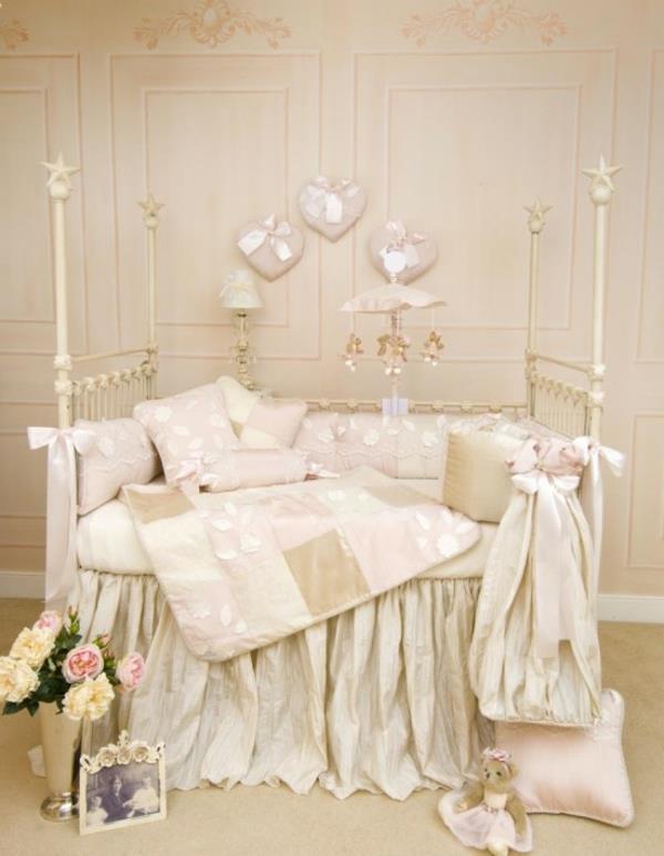 detská posteľ v chladnom barokovom štýle