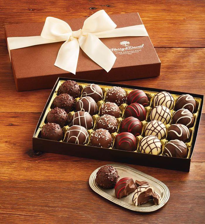 Inhysningsfestpresent bedårande husvärmare originalgåva nytt hus låda med choklad fina chokladgodisar