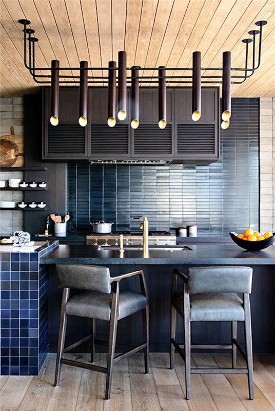 Tmavomodrá kuchyňa s dreveným stropom a originálnym lustrom, nápad na kombináciu farieb, akou farbou prelakovať vašu peknú kuchyňu