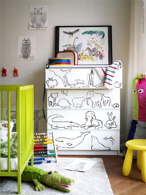 Biela úložná skriňa do detskej izby, premena nábytku, farebná dekorácia obývačky s nábytkom